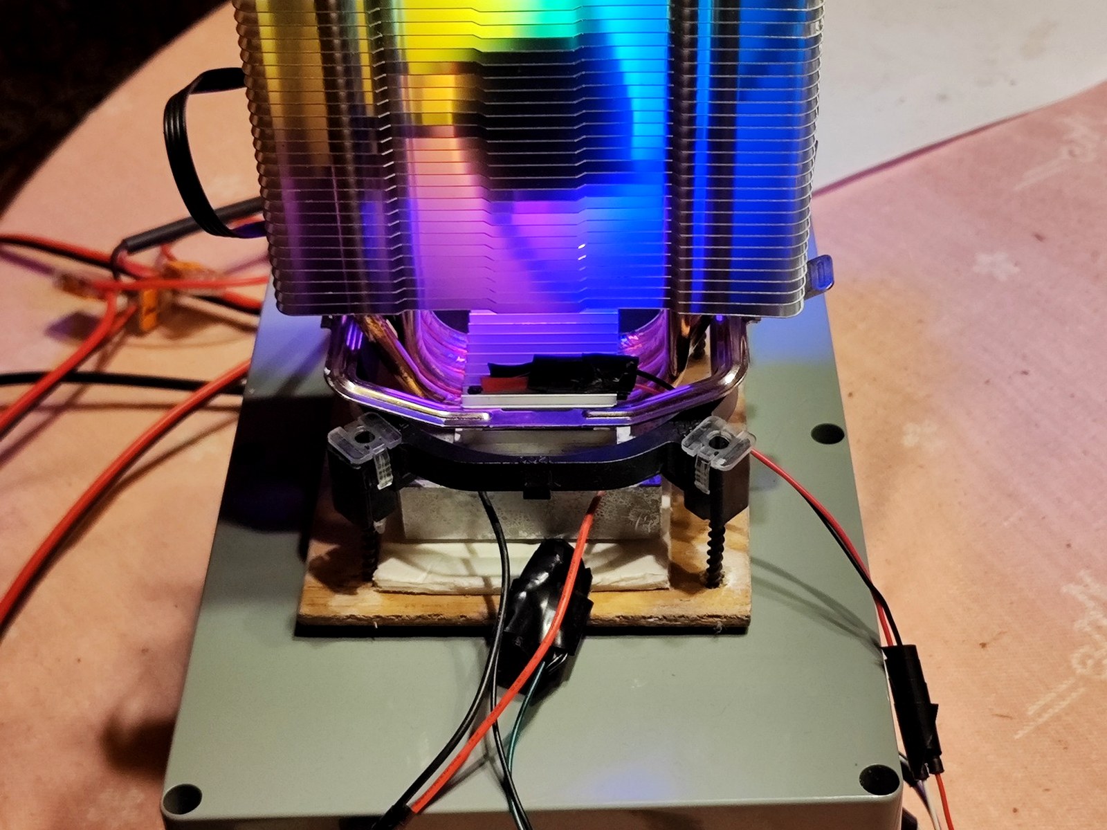 Peltier cooling system and heatsink